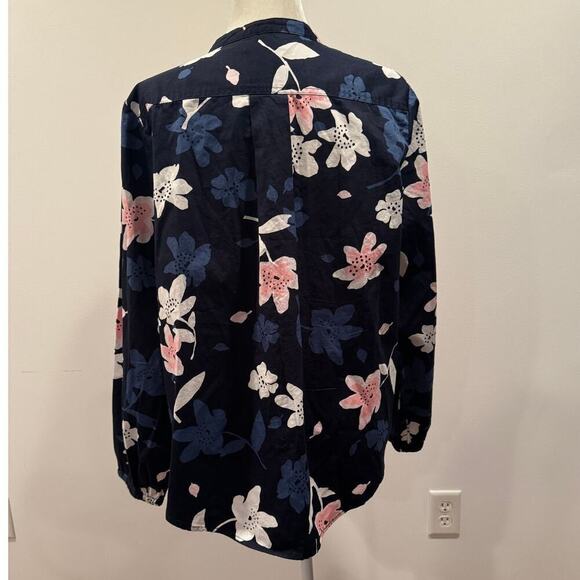 Free Assembly Navy Blue with Pink and White Flowers V-Neck Top - size Large - Picture 2 of 9